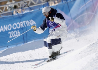 男子モーグル予選で勢いよく攻める藤木豪心＝リビーニョ（撮影・吉澤敬太）