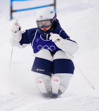 女子モーグル予選でコブを攻める藤木日菜＝リビーニョ（共同）