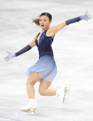 団体戦の女子ＳＰで華麗な演技を見せる坂本花織＝６日、ミラノ（撮影・吉澤敬太）