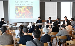 「みんなで考える新しい市民社会」と題して行われたパネル討論＝１４日午後、神戸市中央区加納町４、アンカー神戸（撮影・斎藤雅志）