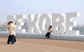 観光客らに人気の撮影スポットとなっている「ＢＥ　ＫＯＢＥ」のモニュメント＝神戸市中央区波止場町