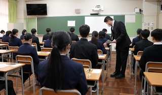 注意事項が配られ、試験開始を待つ受験生＝１６日午前、神戸市東灘区向洋町中４、六甲アイランド高校
