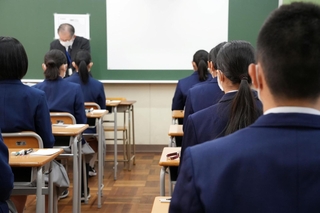 注意事項を聞く受験生たち＝１６日午前、神戸市東灘区向洋町中４、六甲アイランド高校