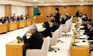 兵庫県の幹部と県内団体の代表者ら外部委員が意見を交わした県政改革審議会＝県庁