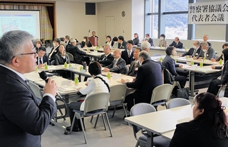 警察署協議会の代表者会議で、サイバー犯罪防止の取り組みを説明する担当者（左）＝県警本部