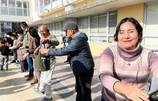 防災訓練でバケツリレーを体験するペルーからの研修員ら＝神戸市中央区楠町４（ＪＩＣＡ関西提供）