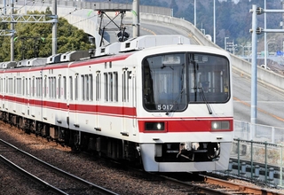 神戸市北区や西区に住む市民らの重要な移動手段となっている神戸電鉄＝１６日午前、神戸市北区山田町下谷上