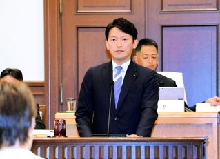 兵庫県議会本会議で提出議案を説明する斎藤元彦知事＝県公館