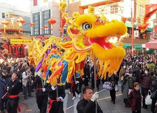 南京町を練り歩く竜のパレード＝１７日午後、神戸市中央区（撮影・斎藤雅志）