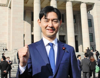 初登院した自民党の山田基靖衆院議員＝１８日午前、東京都千代田区の国会議事堂