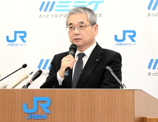 会見するＪＲ西日本の倉坂昇治社長＝大阪市北区
