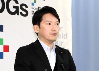 定例会見で話す兵庫県の斎藤元彦知事＝１８日午後、県庁