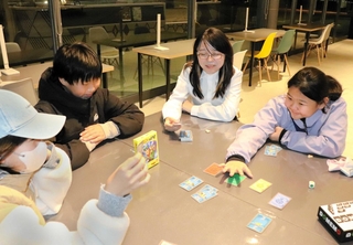 放課後に南公園ステーションベースに集まってゲームを楽しむ中学生ら＝神戸市中央区港島中町８