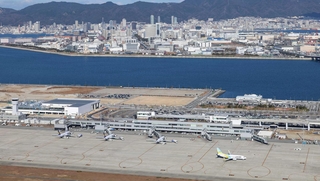 利用低迷など、さまざまな困難を乗り越えてきた神戸空港。２０２５年に国際化され、旅客数が初めて年間４００万人を超えた＝２４年１２月、神戸空港上空から