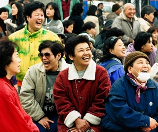 避難所で開かれたカラオケ大会。被災者らが笑顔で楽しんだ＝１９９５年２月１６日、神戸市長田区水笠通