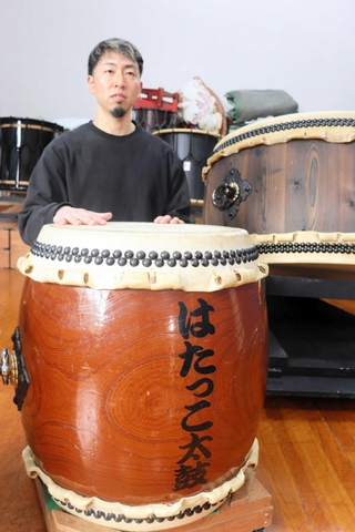 被災者を励ました太鼓と前田剛史さん。当時と変わらず「誰かのために」との思いを抱く＝兵庫県上郡町