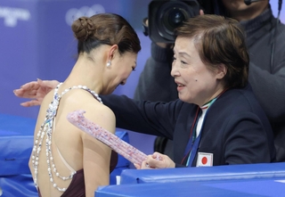 演技を終え、中野コーチ（右）に迎えられ涙する坂本花織＝ミラノアイススケートアリーナ（撮影・吉澤敬太）