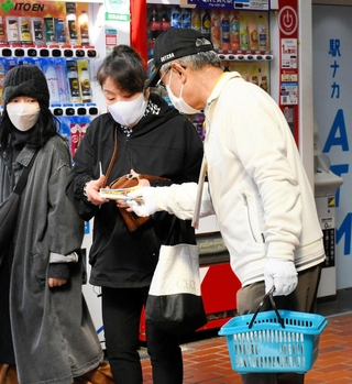事件解決への情報提供を求めて、ビラを配る寺田和子さんの夫＝神戸市須磨区横尾１