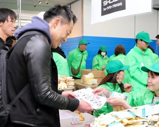 ゼッケンなどを受け取る参加者＝姫路市本町