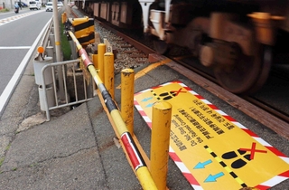 工事前の山田川西踏切。待機場所が狭く、分かりにくいことが問題に＝２０２５年５月、同