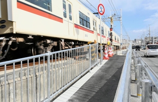 工事が終了した山陽電鉄の山田川西踏切の待機場所＝神戸市垂水区西舞子１