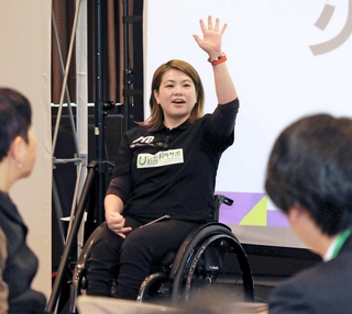 自らの体験も踏まえて講演する山本恵理さん＝大阪市福島区