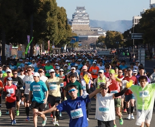 姫路城を背に一斉にスタートするランナー＝２２日午前、姫路市の大手前通り（撮影・辰巳直之）