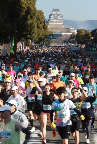 姫路城を背に一斉にスタートするランナー＝２２日午前、姫路市の大手前通り（撮影・辰巳直之）
