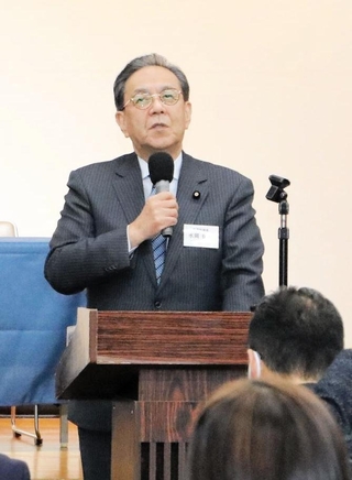 立憲民主党兵庫県連の定期大会であいさつをする立民の水岡俊一代表＝22日午後、神戸市中央区