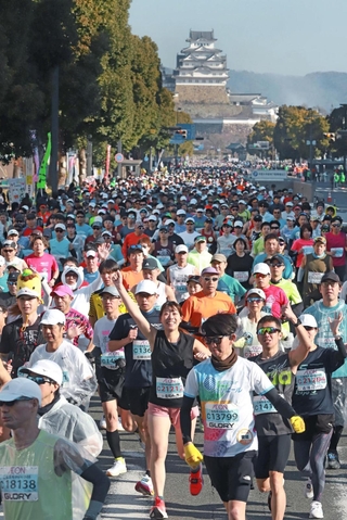 姫路城を背に一斉にスタートするランナー＝２２日午前、姫路市の大手前通り（撮影・辰巳直之）
