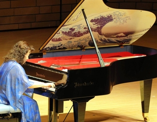ベーゼンドルファー社製のピアノを演奏する久元祐子さん＝22日午後、姫路市神屋町、アクリエひめじ（撮影・後藤亮平）