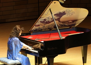 ベーゼンドルファー社製のピアノを演奏する久元祐子さん＝22日午後、姫路市神屋町、アクリエひめじ（撮影・後藤亮平）