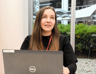 １千人以上の社員に向けてウクライナの文化や歴史を紹介しているネスホディム・アローナさん＝大阪市淀川区