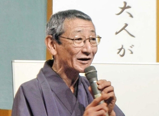 子育てなどについて語る露の団六さん＝２０１４年２月、三田市内