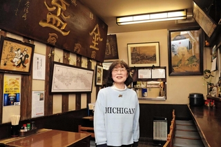 阪神・淡路大震災による被害や店舗再開に向けた苦労を語る「金盃森井本店」の森井美穂さん＝神戸市中央区北長狭通２