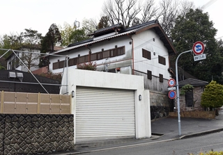 強制競売の入札が行われることが分かった神戸山口組の井上邦雄組長宅＝２５日午後、神戸市北区