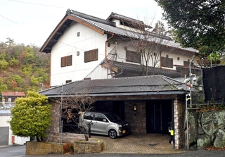 強制競売の入札が行われることが分かった神戸山口組の井上邦雄組長宅＝２５日午後、神戸市北区