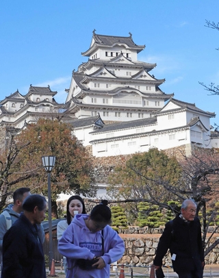 入城料が改定される姫路城＝２５日午後、姫路市本町（撮影・辰巳直之）