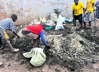 ウガンダで堆肥作りに協力する子どもたち（治田さん提供）