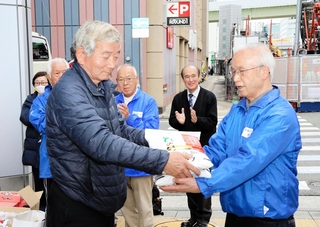能登への出発を前にＪＡ加古川南から寄付された米を受け取る高橋守雄さん（右端）＝神戸市中央区小野柄通５