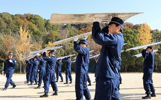暴動の制圧などを想定した部隊訓練＝２０２３年１１月、芦屋市朝日ケ丘町、兵庫県警察学校