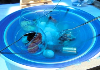 スペイン・サルバドール・ダリ／ポテトの器に仕立てたクレマカタラーナ　モカジェラートとミックスベリー