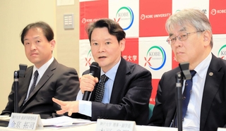 新専攻についての質問に答える金京拓司・神戸大大学院経済学研究科長（中央）＝神戸市灘区六甲台町、神戸大