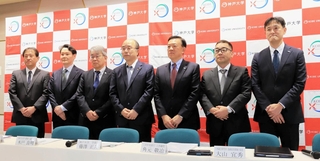 神戸大大学院の経済学研究科に「経済数理データ科学専攻（仮称）」を設置すると発表した藤澤正人学長（右から４人目）ら＝２６日午後、神戸市灘区六甲台町、神戸大