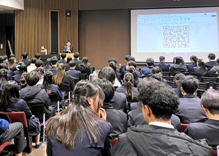 発表後に集まって講評を聞く参加校の生徒＝葺合高校