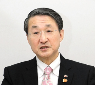 インタビューに答える鳥取県の平井伸治知事＝１月下旬、大阪市北区梅田１の鳥取県関西本部