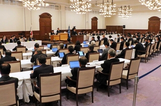 交流サイト（ＳＮＳ）などでの誹謗中傷防止条例案が提出された兵庫県議会定例会の本会議＝２０２５年１２月、県公館