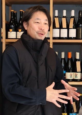 神戸市北区でワイン用のブドウを栽培し、醸造所を建築中の宮本健司さん＝神戸市中央区山本通３