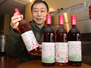 今年販売されるワインを紹介する「きら香ぶどう酒醸造」の辛木哲夫さん＝神戸市中央区神若通１