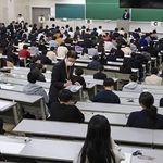 問題が配られ、写真照合などを受ける受験生ら＝１日午前、西宮市上ケ原一番町、関西学院大学（撮影・吉田敦史）